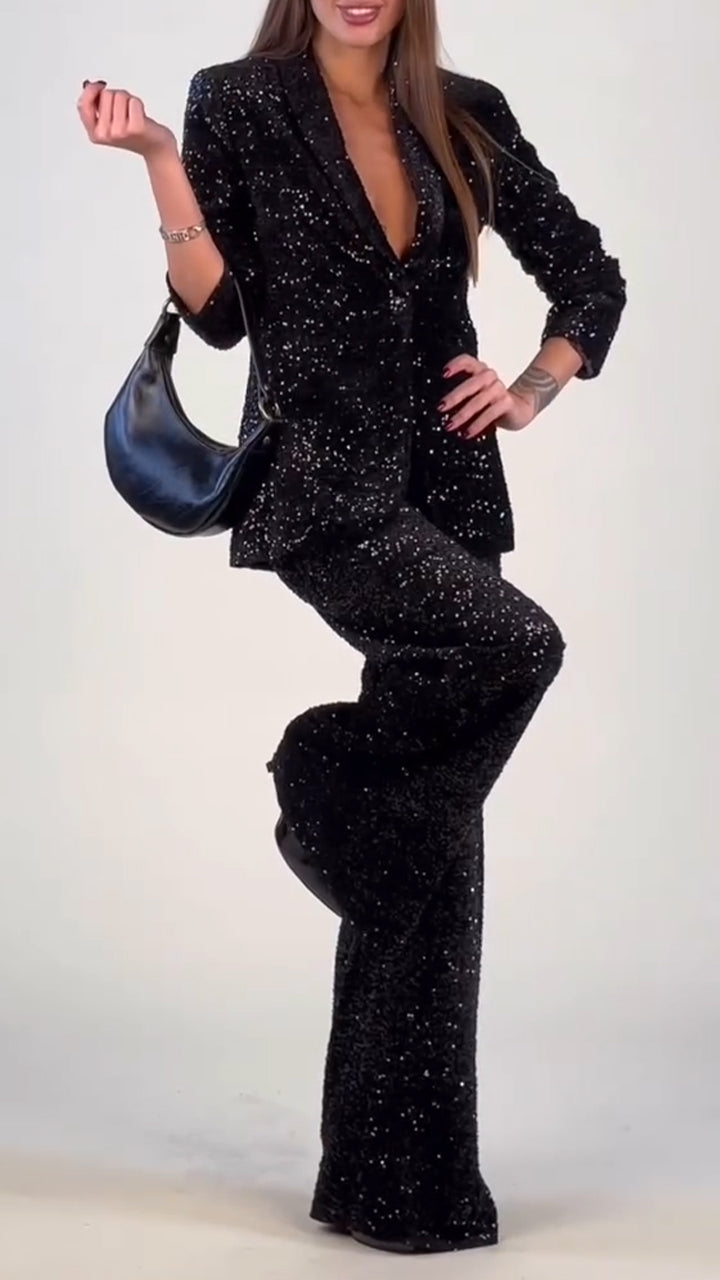 Ensemble de loisirs pour femme avec col à revers, composé d'une veste et d'un pantalon, orné de sequins et de fines paillettes – un look élégant.