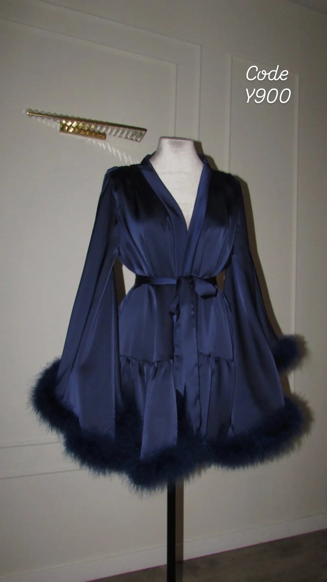 (Neuheiten) Kuschelwohl™ Exklusiver Satin-Morgenmantel mit echten Federn (Hollywood-Look) – 🎄 Neue Farben & Weihnachts-Sale