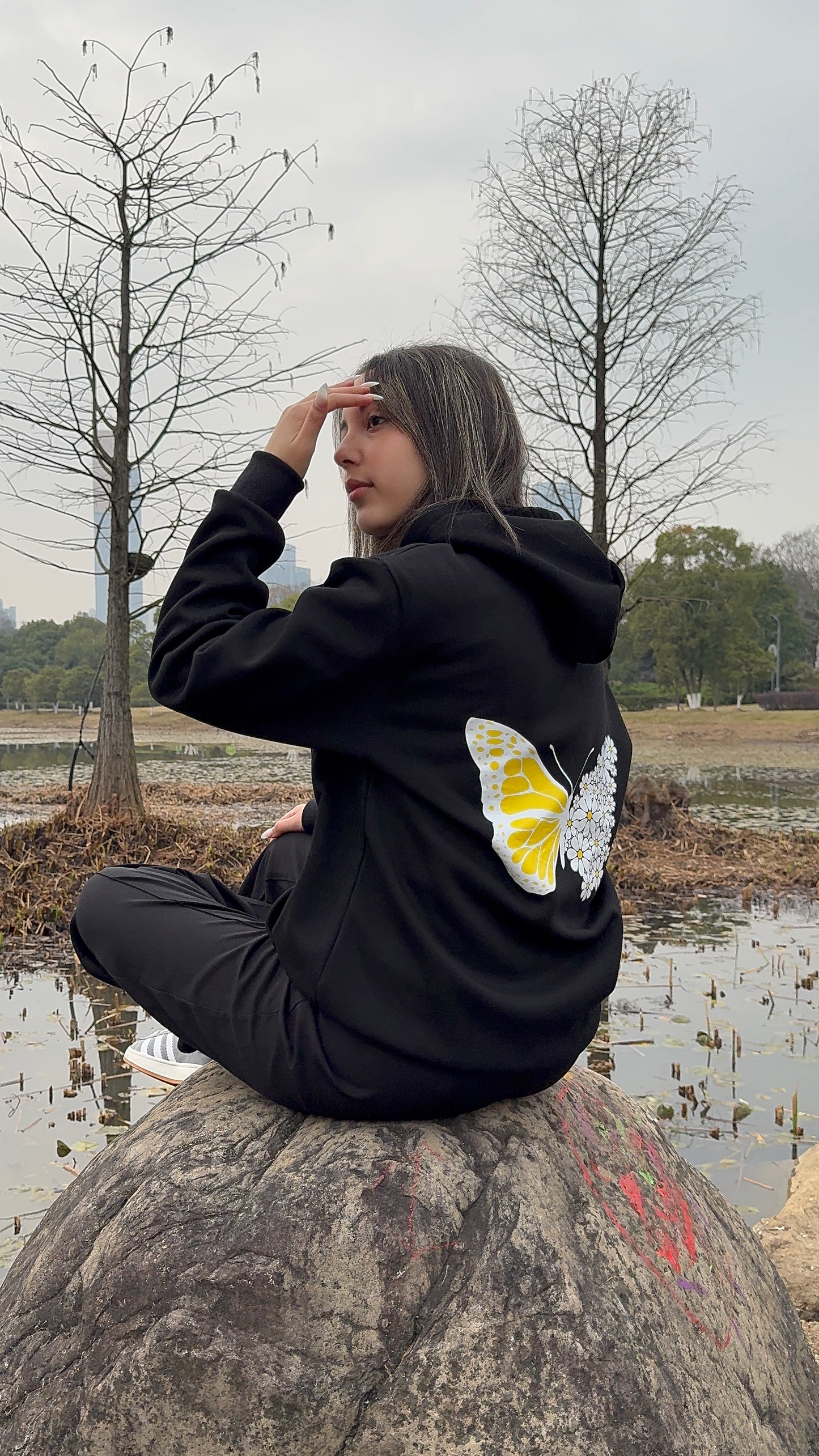 Kuschelwohl "Breaking Free" Daisy Butterfly Sweatshirt – Mit Liebe und Freiheit auf den Ärmeln, für Deinen einzigartigen Stil! 🦋🌸