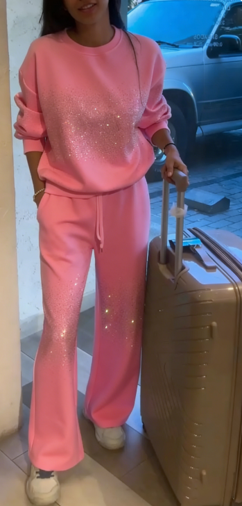 Damen-Freizeitanzug mit Rundhalsausschnitt und Strasssteinen