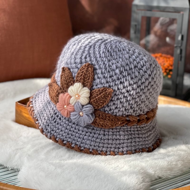 🎄 Bonnet en laine tricoté à la main avec un motif floral pour femme – chaud et élégant pour l'hiver ! 🌸 