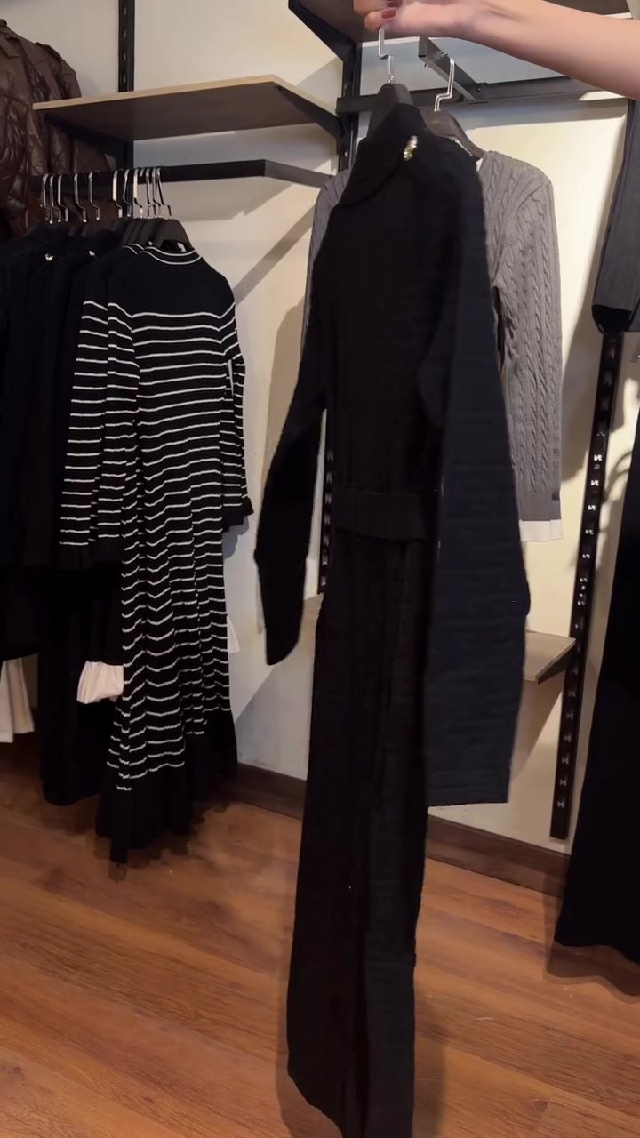 Une ceinture à boucle en B affine la taille d'un cardigan long en maille à manches longues. 