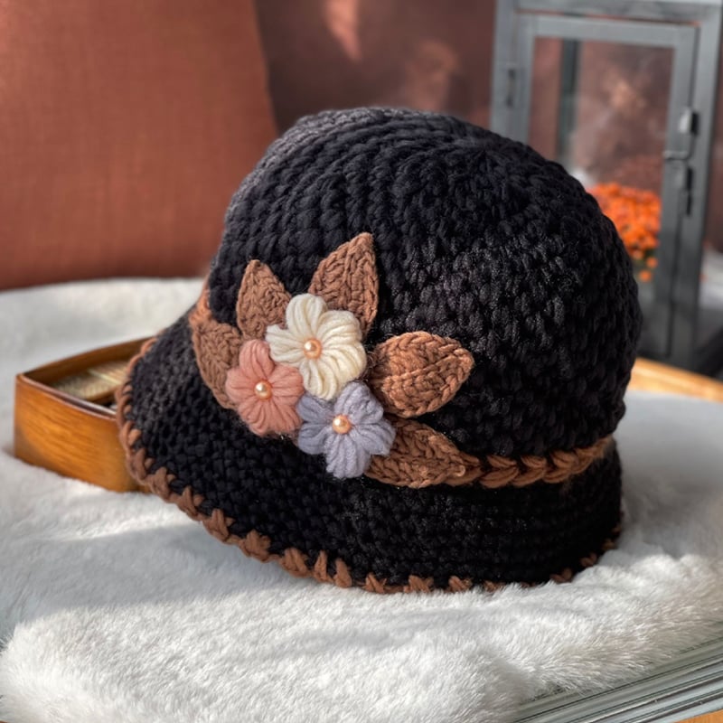 🎄 Bonnet en laine tricoté à la main avec un motif floral pour femme – chaud et élégant pour l'hiver ! 🌸 