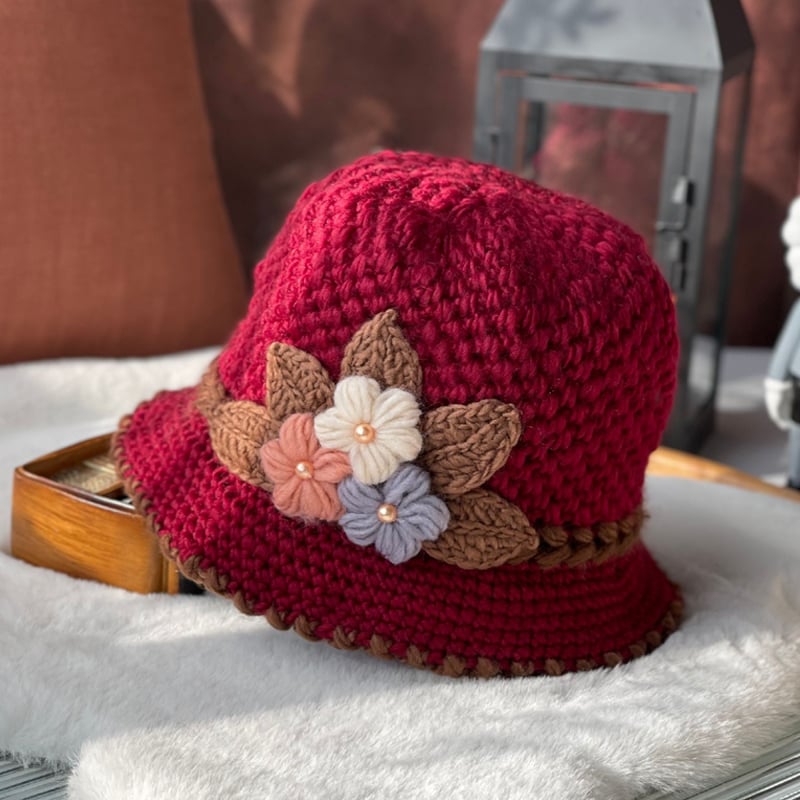 🎄 Bonnet en laine tricoté à la main avec un motif floral pour femme – chaud et élégant pour l'hiver ! 🌸 
