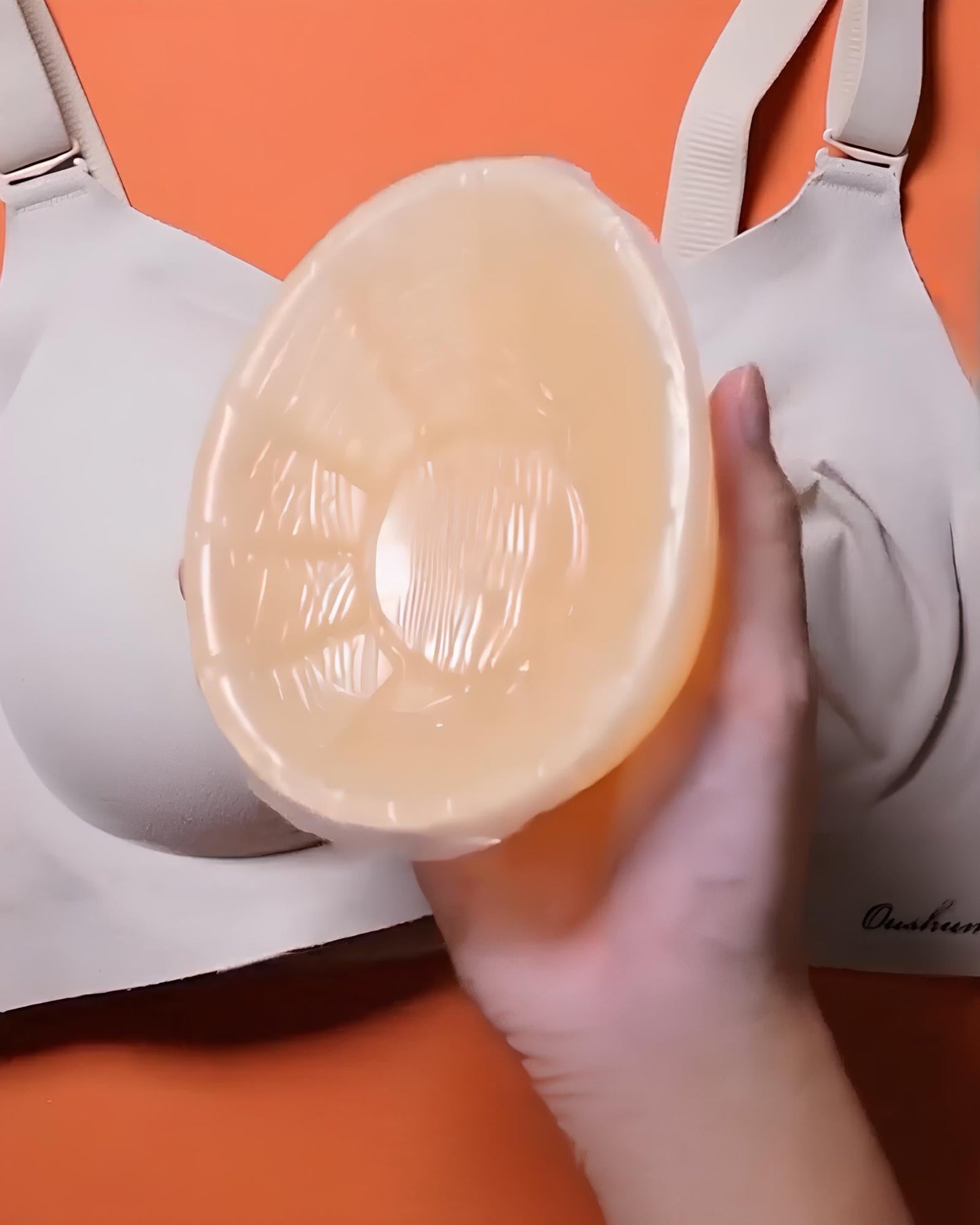 Nahtloser BH mit Silikon-Brusteinlagen