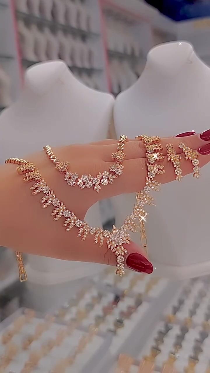 Mit Diamanten besetztes Schmuckset