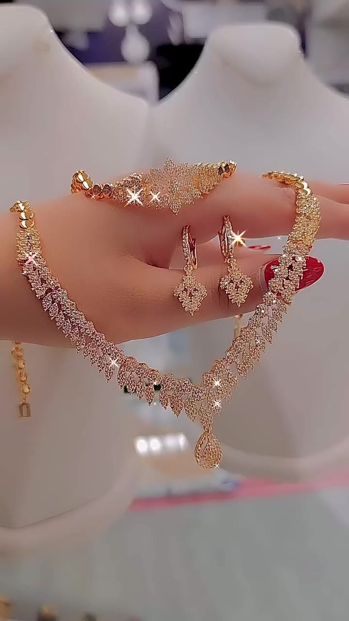 Mit Diamanten besetztes Schmuckset