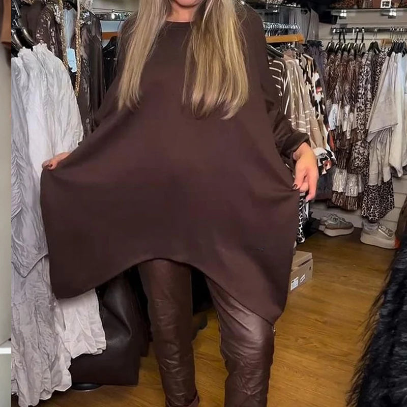 Ensemble deux pièces composé d'un haut ample et irrégulier et d'un pantalon uni.