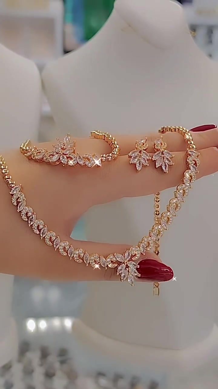 Mit Diamanten besetztes Schmuckset