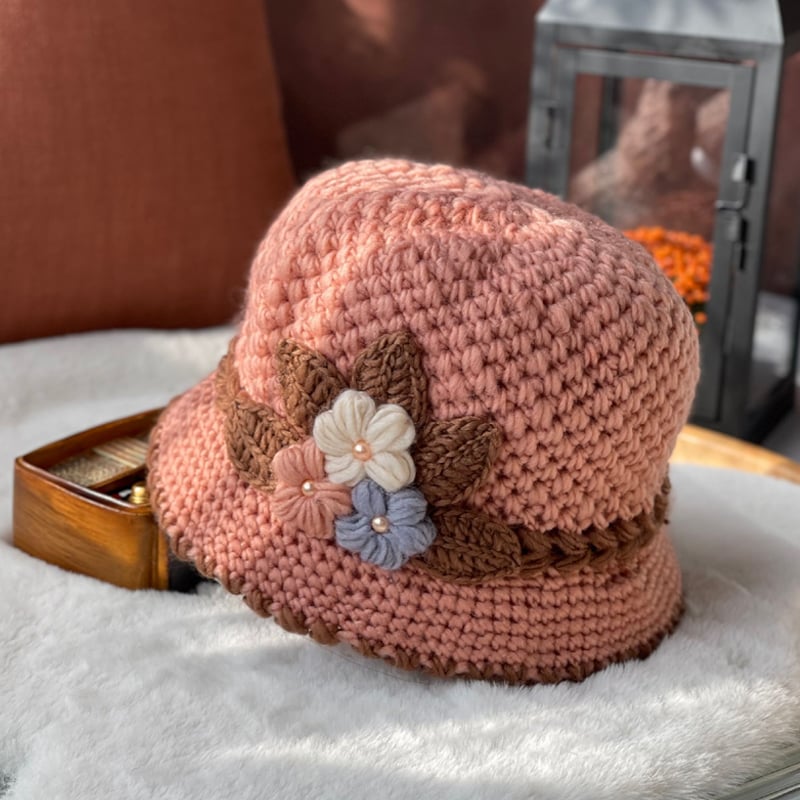 🎄 Bonnet en laine tricoté à la main avec un motif floral pour femme – chaud et élégant pour l'hiver ! 🌸 