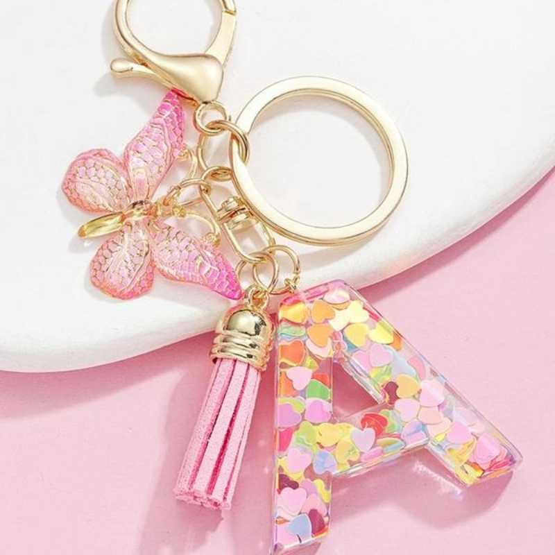 Pendentif lettre papillon Kuschelwohl™ avec pompon – Coloré et personnalisé (Vente de Noël 🎄)