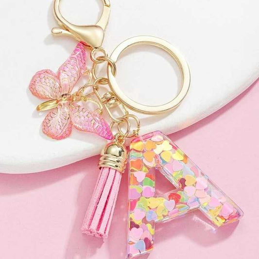 Pendentif lettre papillon Kuschelwohl™ avec pompon – Coloré et personnalisé (Vente de Noël 🎄)