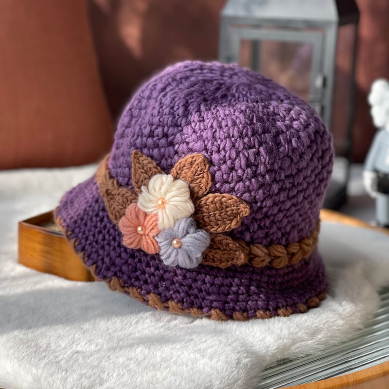 🎄 Bonnet en laine tricoté à la main avec un motif floral pour femme – chaud et élégant pour l'hiver ! 🌸 