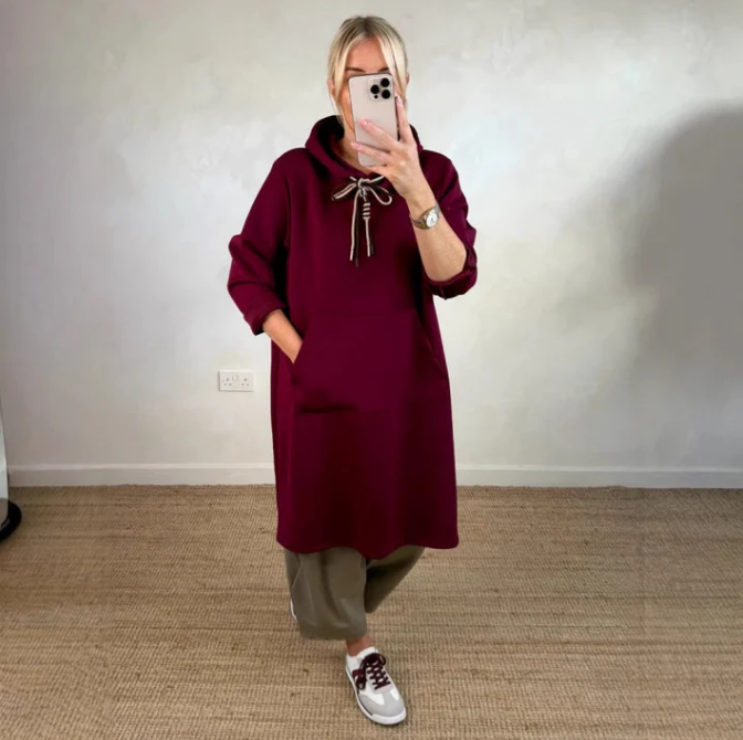 Übergroßes langes Damenkleid mit Kapuze und Taschen