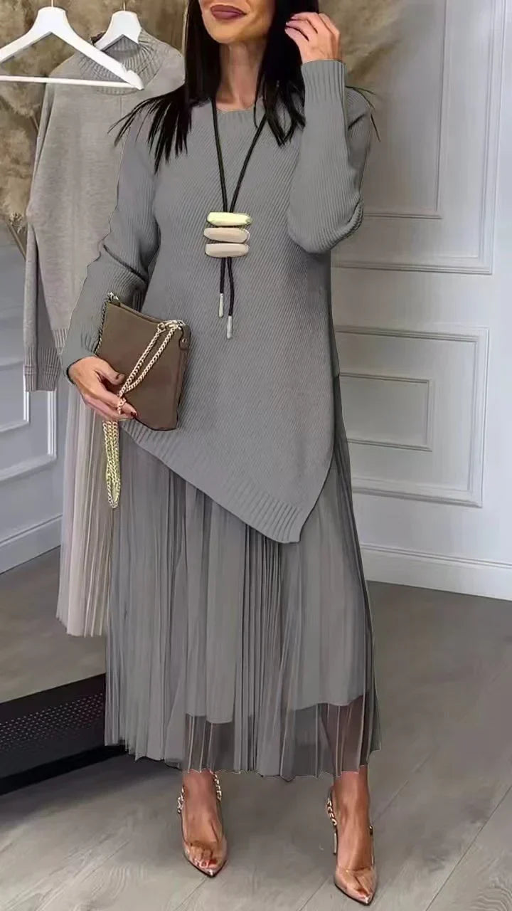 Zweiteiliges Damen-Kleid mit unregelmäßigem Strickmuster und plissiertem Midi-Schnitt