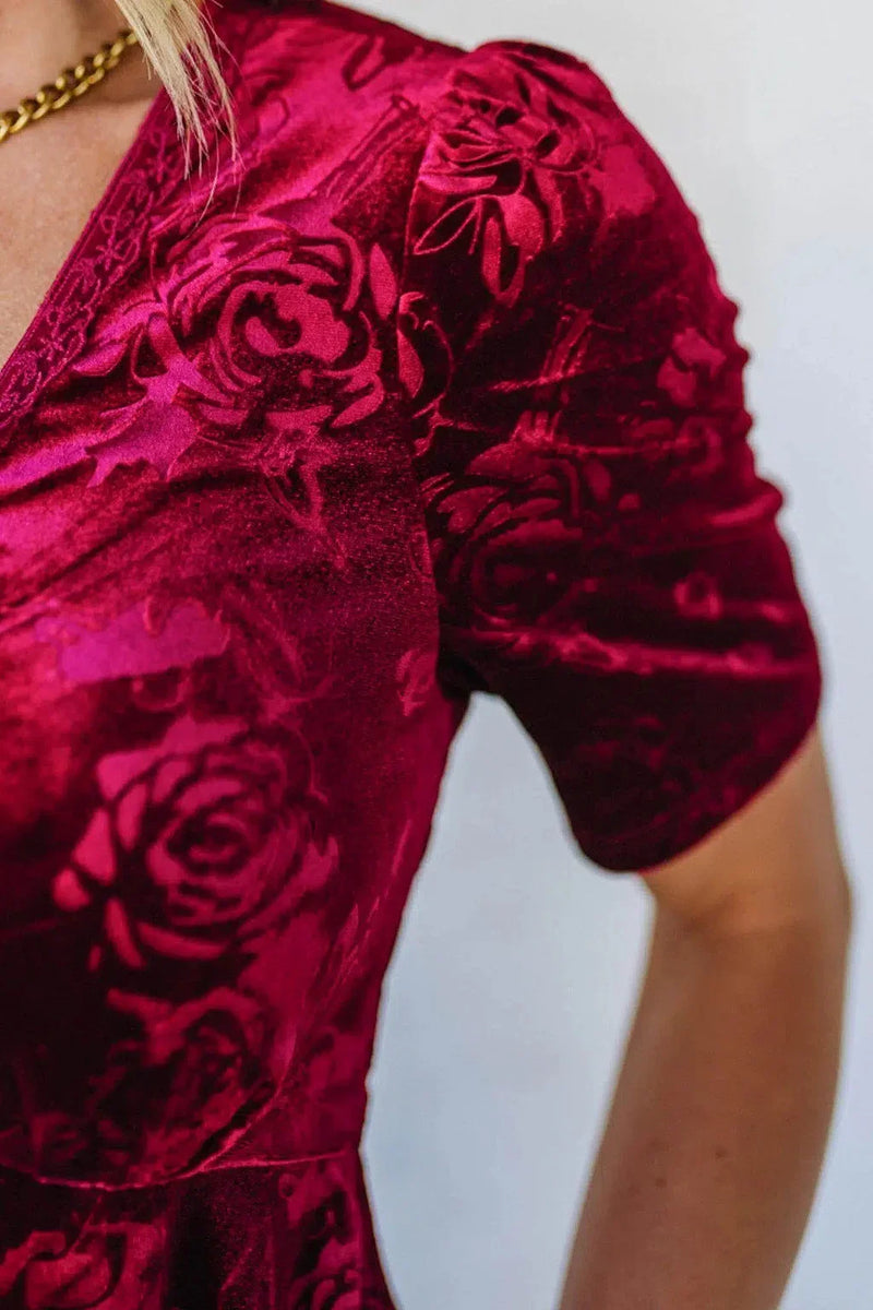 Robe longue élégante en velours avec bordure en dentelle et patte de boutonnage (style vintage) – 🎄 Offre exclusive de Noël 