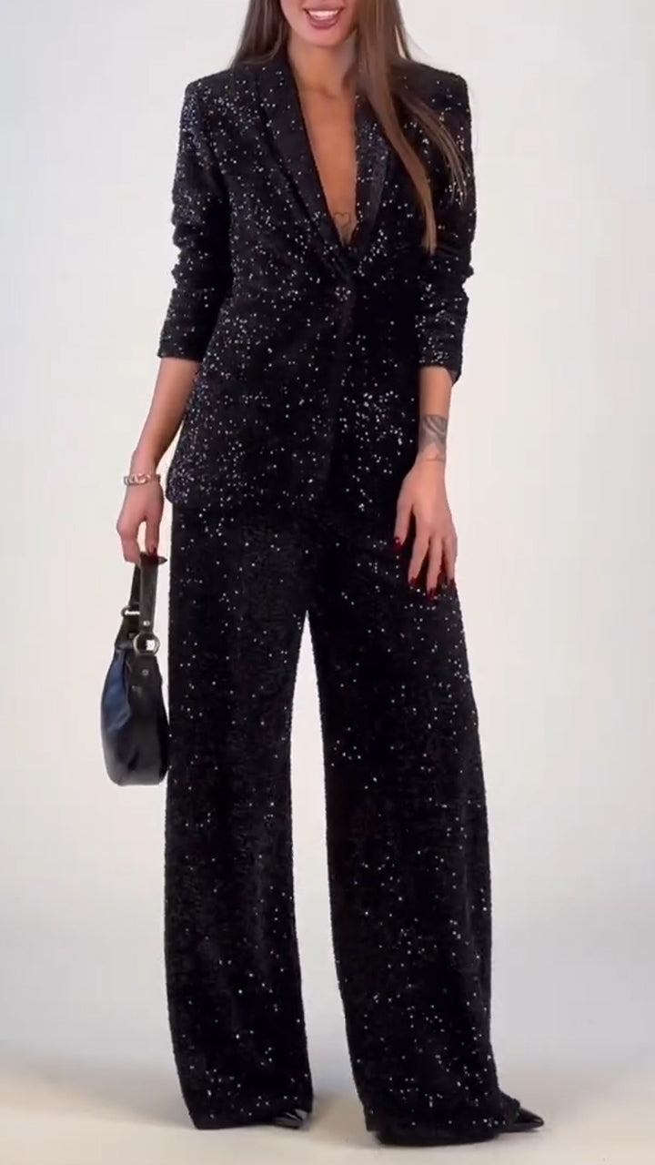 Ensemble de loisirs pour femme avec col à revers, composé d'une veste et d'un pantalon, orné de sequins et de fines paillettes – un look élégant. 