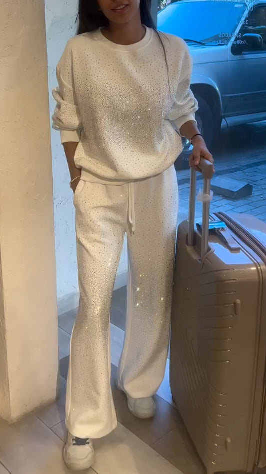 Damen-Freizeitanzug mit Rundhalsausschnitt und Strasssteinen