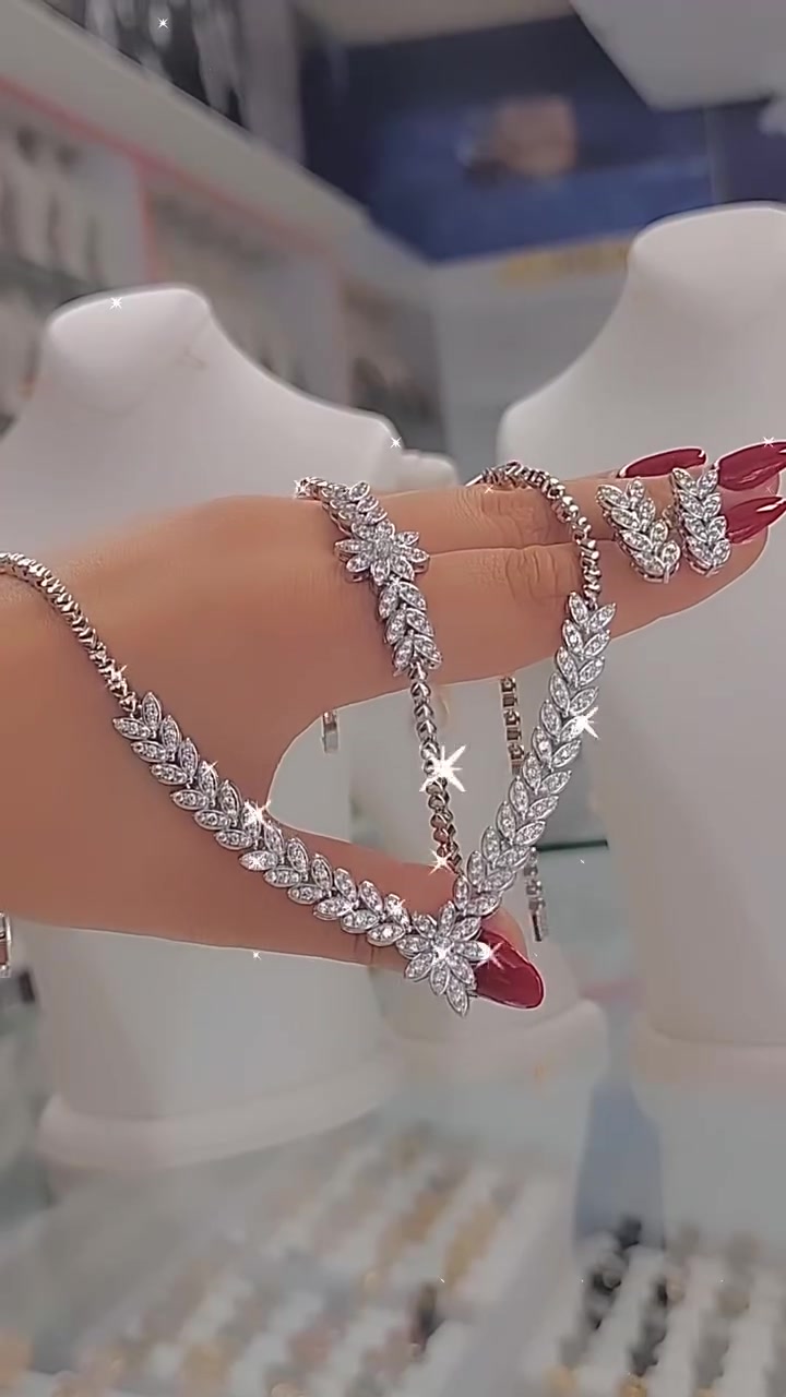 Mit Diamanten besetztes Schmuckset