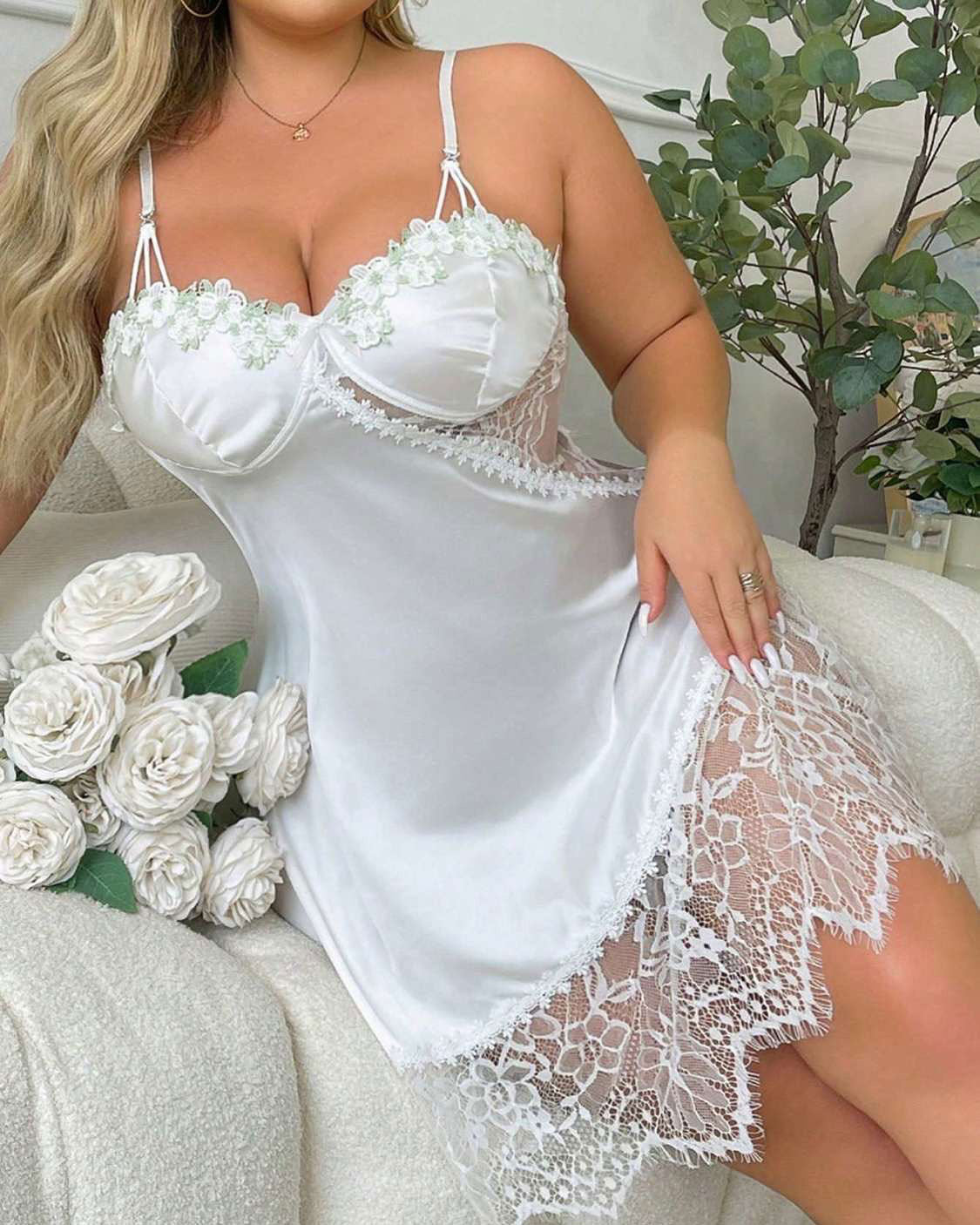 Großzügig geschnittenes Nachthemd aus Kunstseide mit kontrastierender Blumenstickerei.