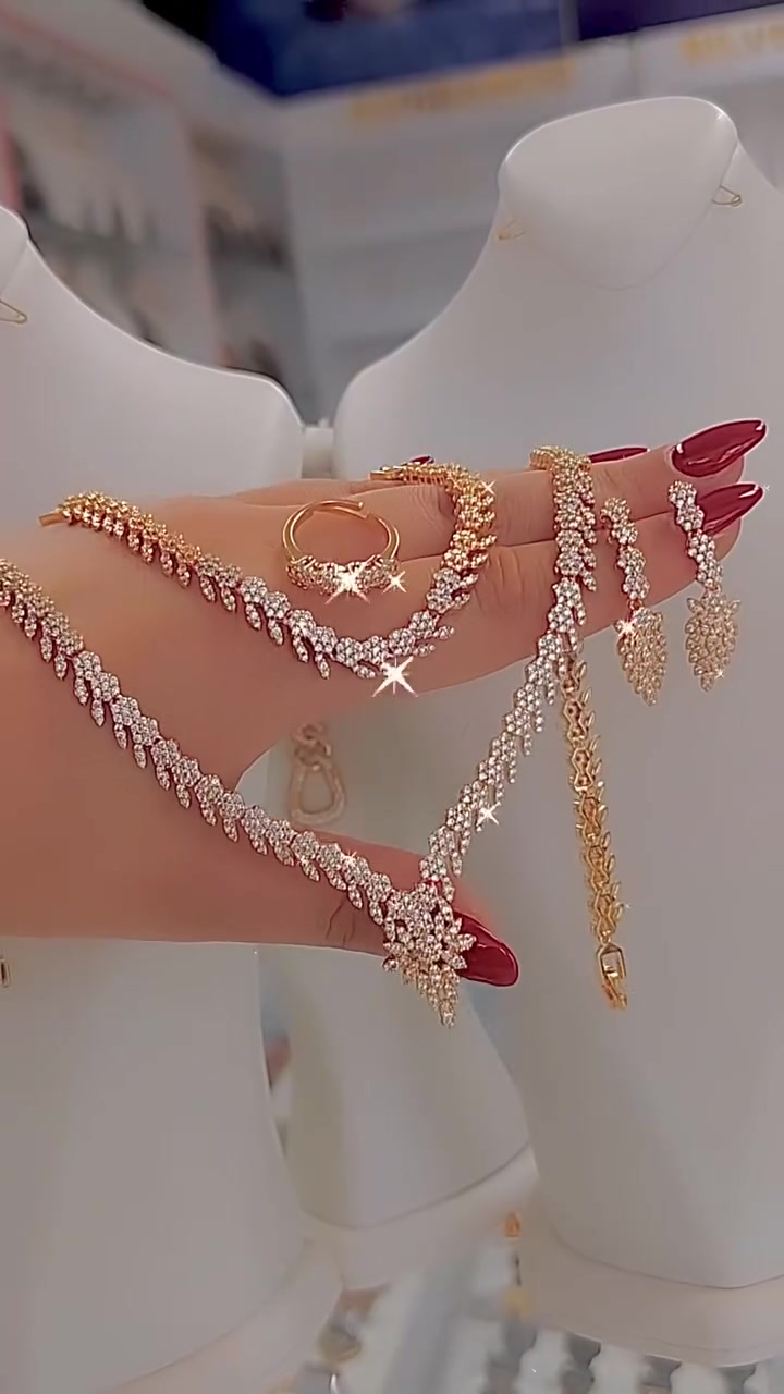 Mit Diamanten besetztes Schmuckset