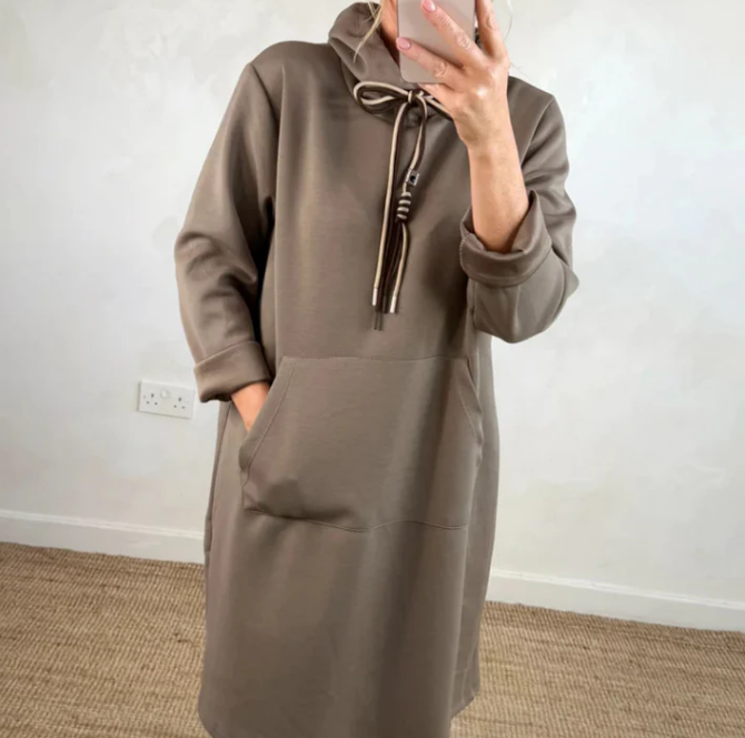 Übergroßes langes Damenkleid mit Kapuze und Taschen
