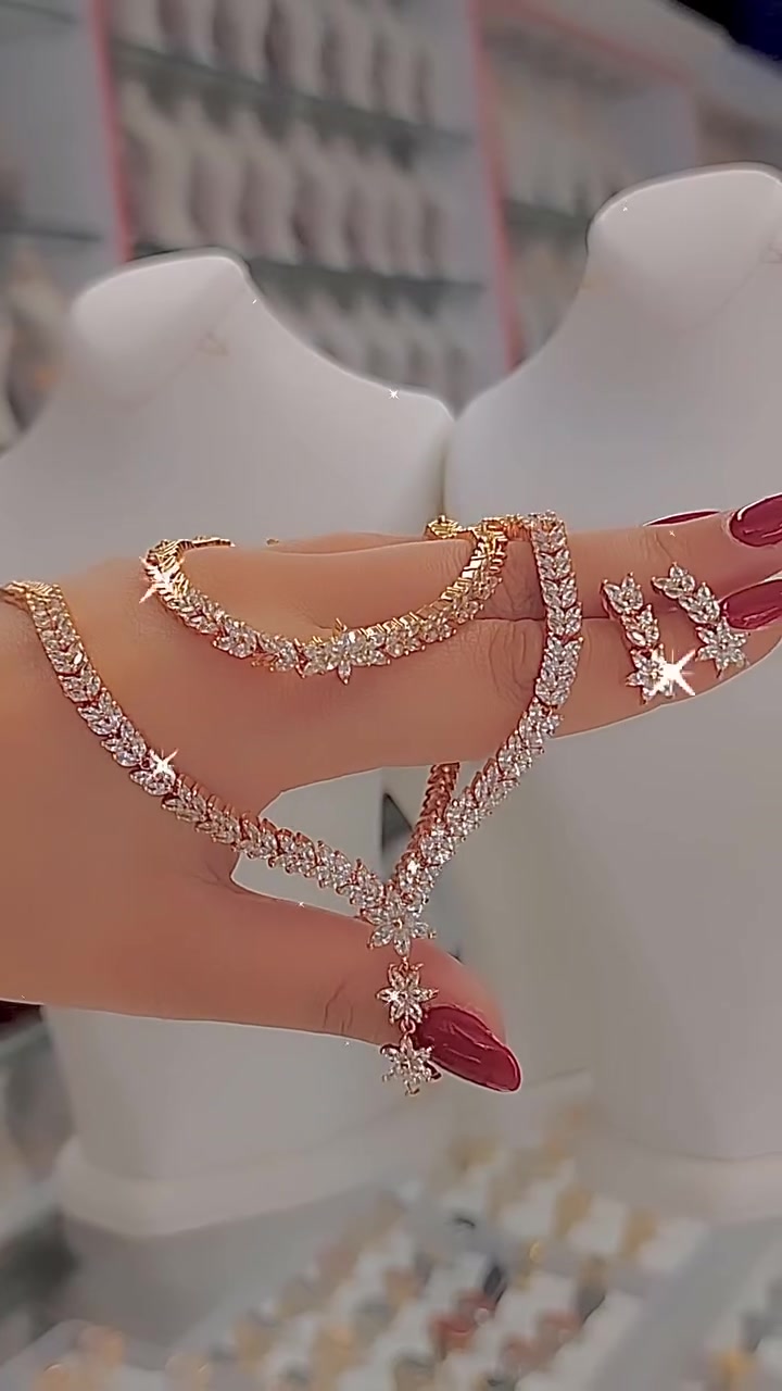 Mit Diamanten besetztes Schmuckset