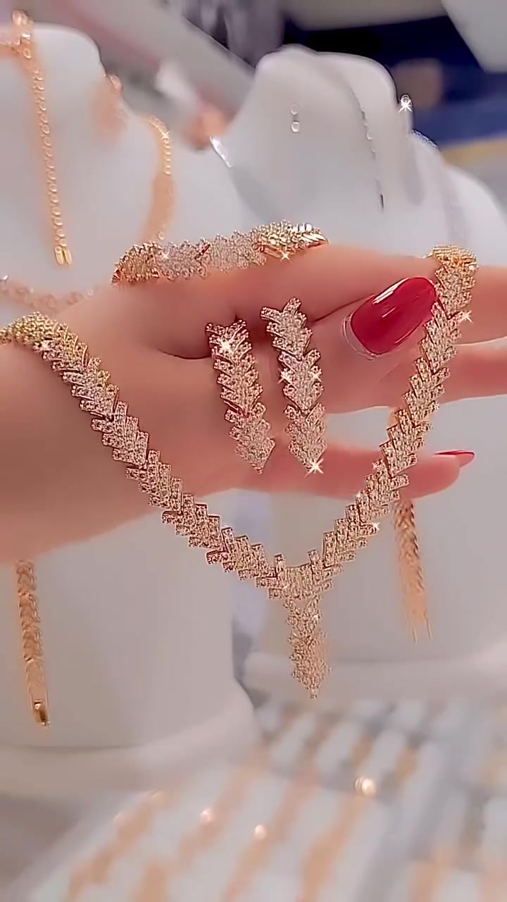 Mit Diamanten besetztes Schmuckset