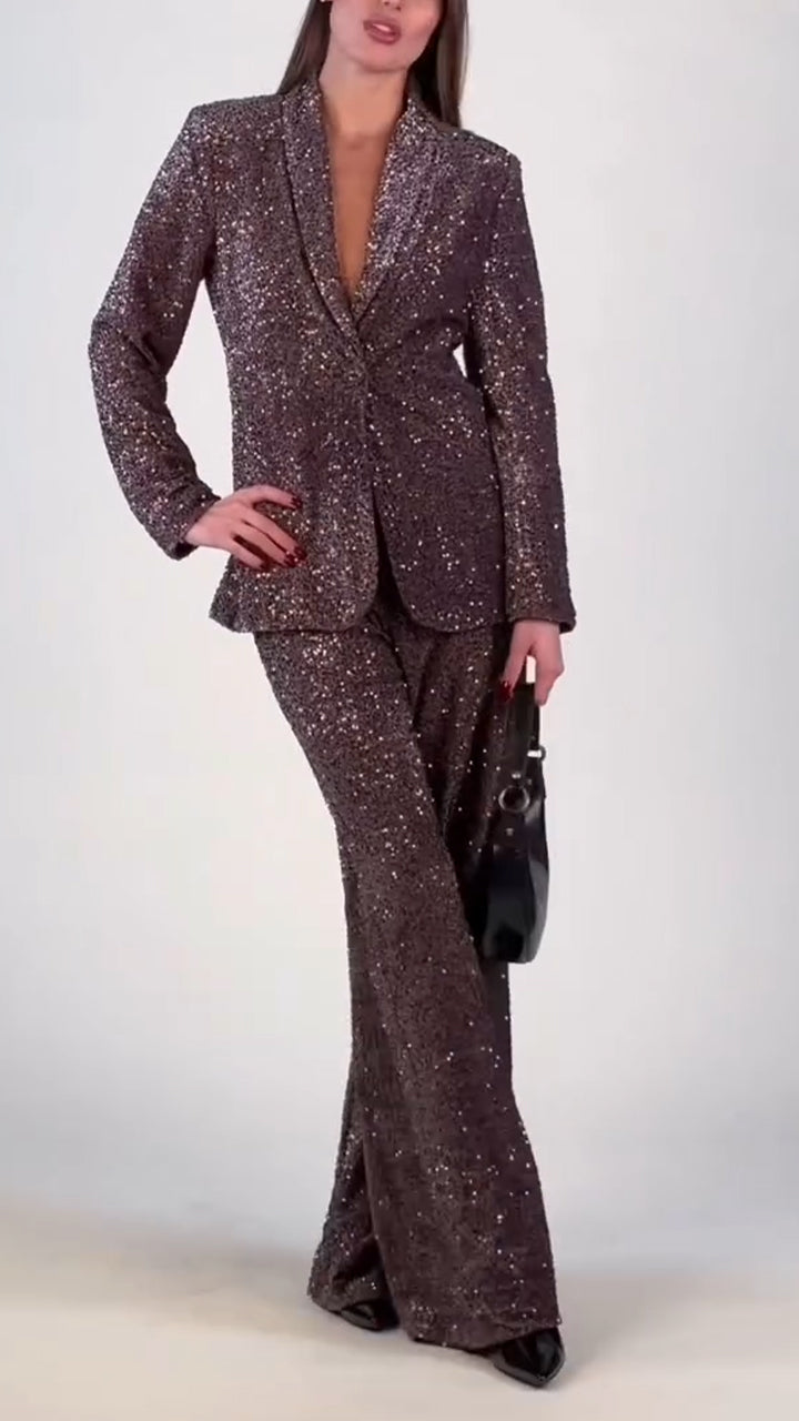 Ensemble de loisirs pour femme avec col à revers, composé d'une veste et d'un pantalon, orné de sequins et de fines paillettes – un look élégant. 