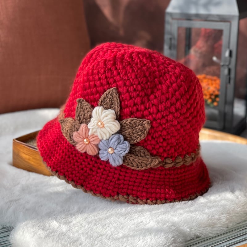 🎄 Bonnet en laine tricoté à la main avec un motif floral pour femme – chaud et élégant pour l'hiver ! 🌸 