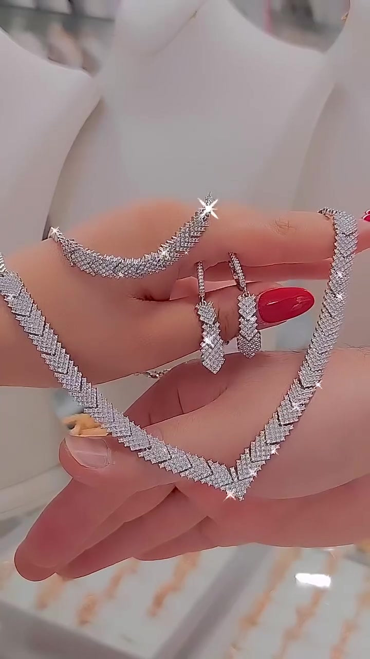 Mit Diamanten besetztes Schmuckset