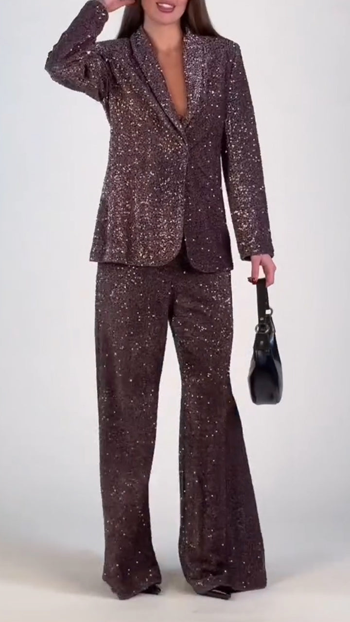 Ensemble de loisirs pour femme avec col à revers, composé d'une veste et d'un pantalon, orné de sequins et de fines paillettes – un look élégant. 
