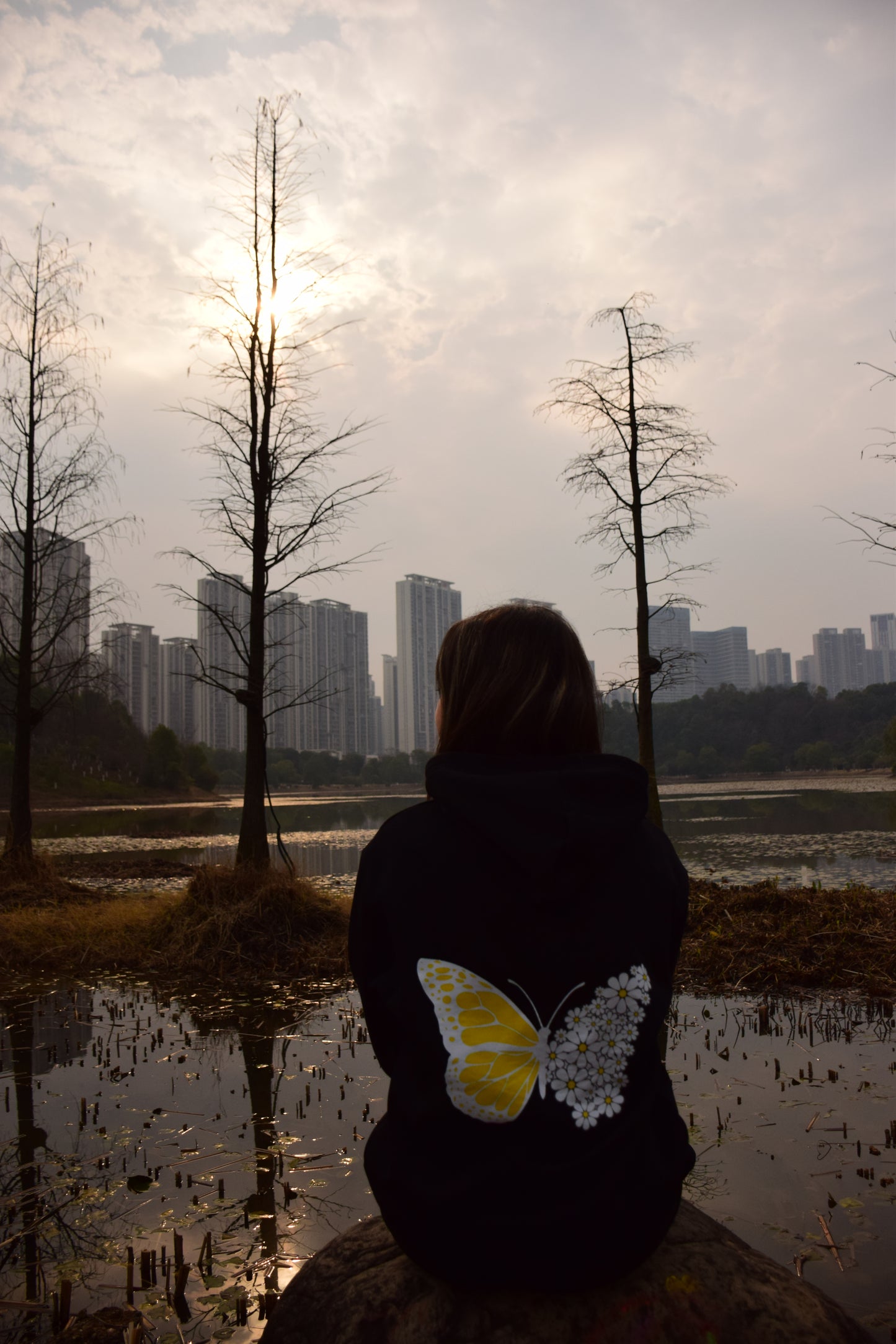 Kuschelwohl "Breaking Free" Daisy Butterfly Sweatshirt – Mit Liebe und Freiheit auf den Ärmeln, für Deinen einzigartigen Stil! 🦋🌸