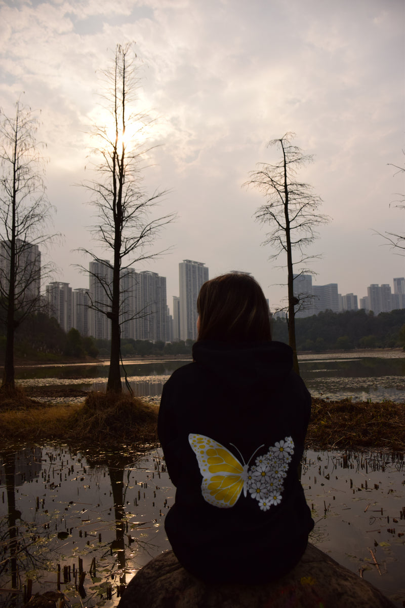 Kuschelwohl "Breaking Free" Daisy Butterfly Sweatshirt – Mit Liebe und Freiheit auf den Ärmeln, für Deinen einzigartigen Stil! 🦋🌸