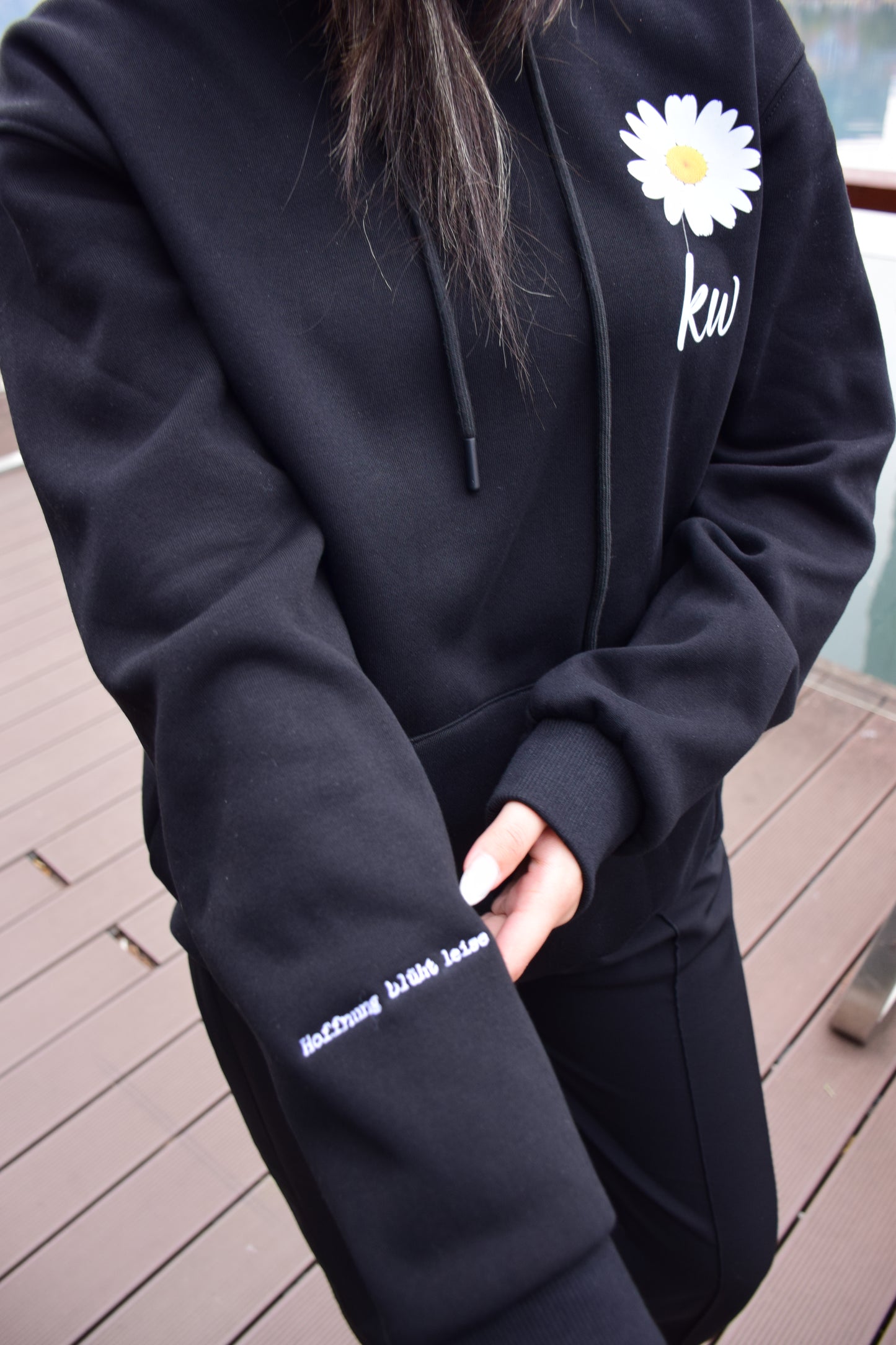 Kuschelwohl "Breaking Free" Daisy Butterfly Sweatshirt – Mit Liebe und Freiheit auf den Ärmeln, für Deinen einzigartigen Stil! 🦋🌸