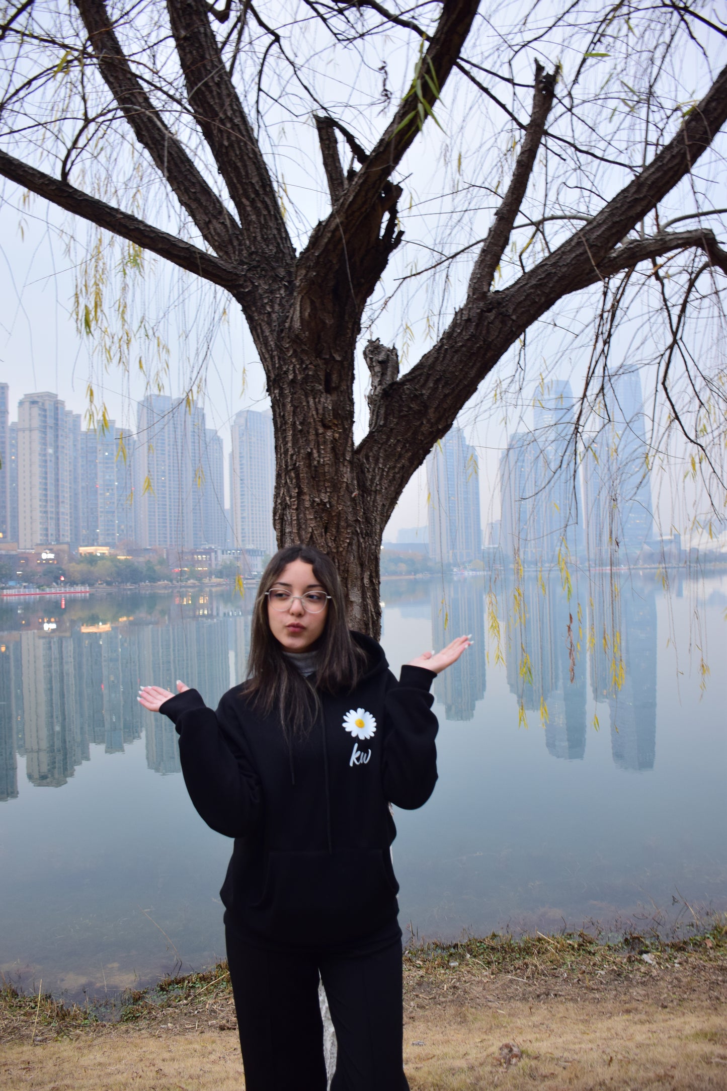 Kuschelwohl "Breaking Free" Daisy Butterfly Sweatshirt – Mit Liebe und Freiheit auf den Ärmeln, für Deinen einzigartigen Stil! 🦋🌸