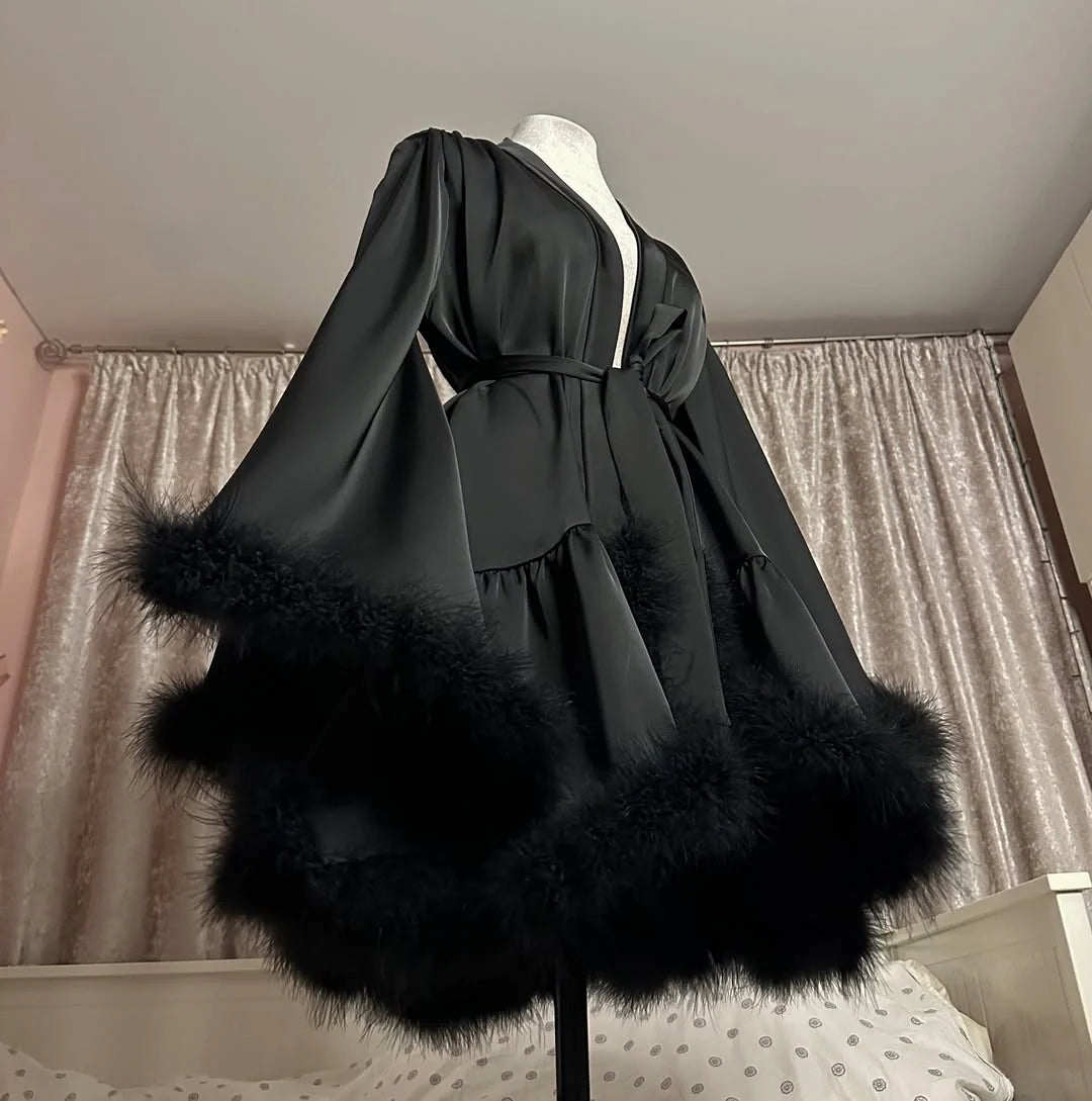 (Neuheiten) Kuschelwohl™ Exklusiver Satin-Morgenmantel mit echten Federn (Hollywood-Look) – 🎄 Neue Farben & Weihnachts-Sale