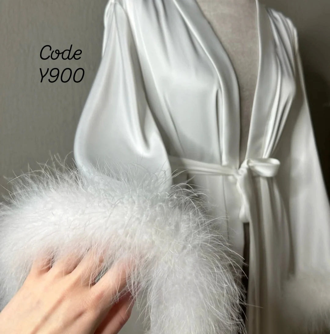 (Neuheiten) Kuschelwohl™ Exklusiver Satin-Morgenmantel mit echten Federn (Hollywood-Look) – 🎄 Neue Farben & Weihnachts-Sale