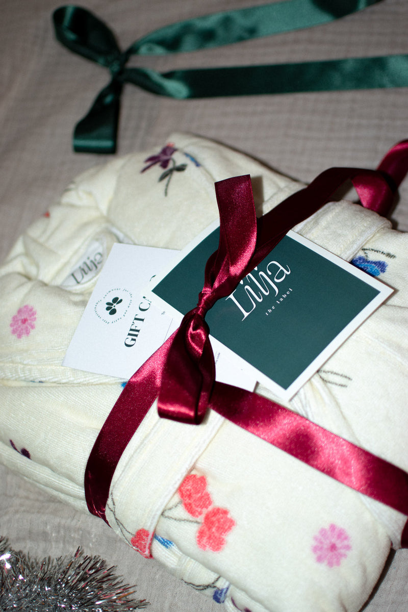 (Neuheiten) Kuschelwohl™ Das ultimative Geschenk-Set: Premium Bademantel & Gutschein – 🎄 Neue Farben & Weihnachts-Sale