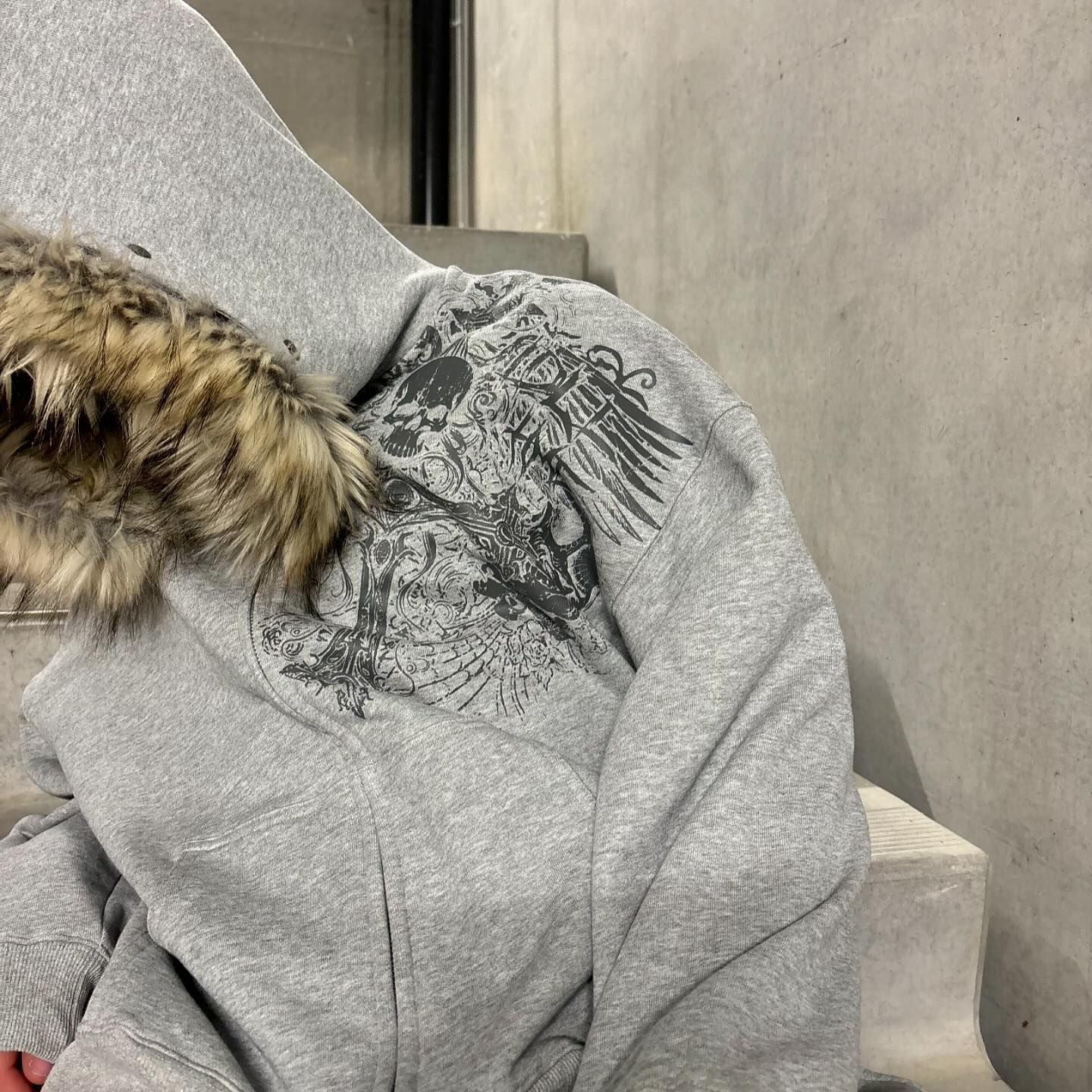 Kuschelwohl® Profound Cross Fur Zip – Assassin's Creed Style Edition – Großer Weihnachts-Sale-Lieferung innerhalb von 5-7 Tagen