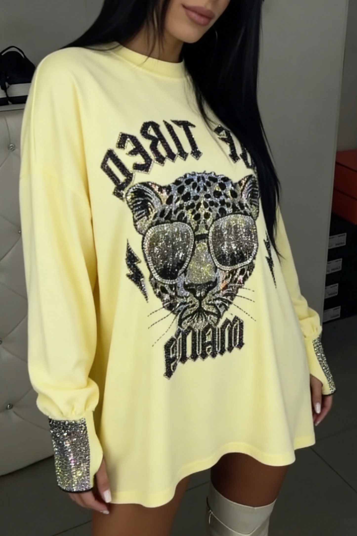 Damen-Freizeittop mit Rundhalsausschnitt, Leopardenmuster und Strasssteinen