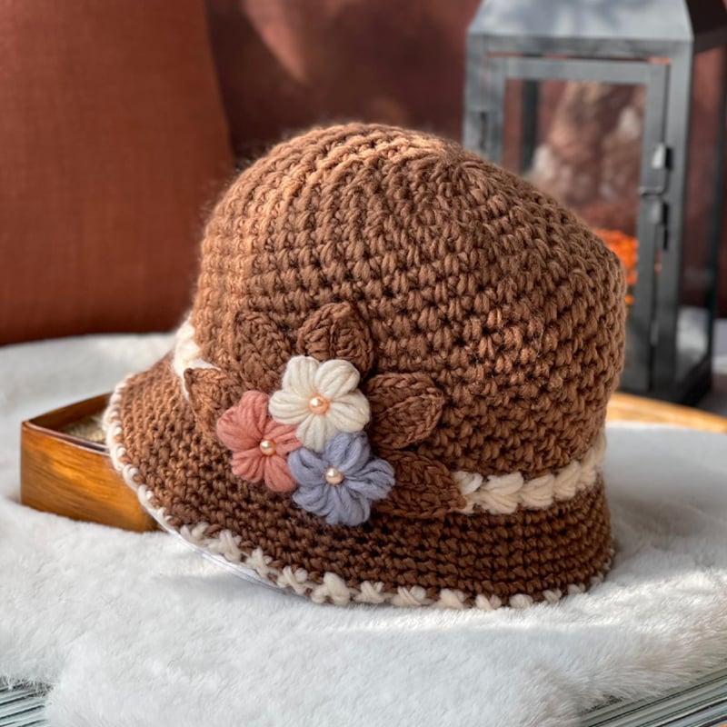 🎄 Bonnet en laine tricoté à la main avec un motif floral pour femme – chaud et élégant pour l'hiver ! 🌸 