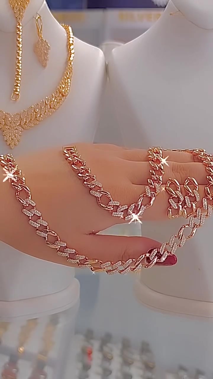 Mit Diamanten besetztes Schmuckset