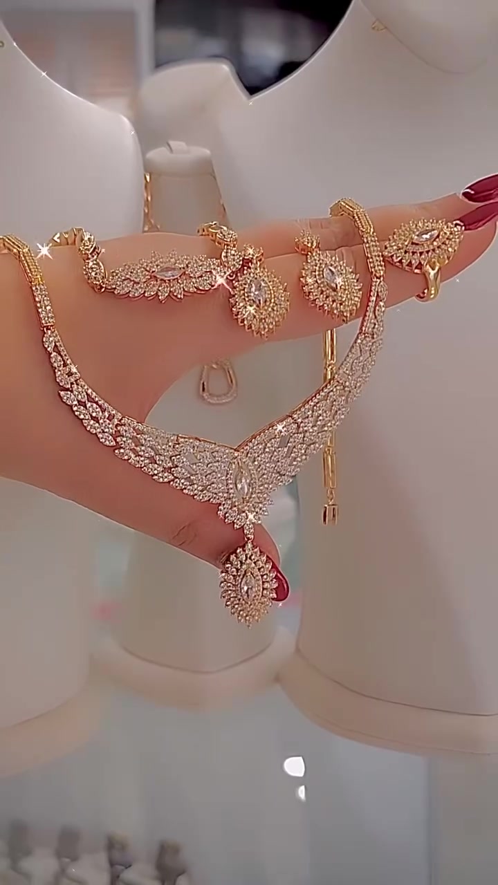 Mit Diamanten besetztes Schmuckset