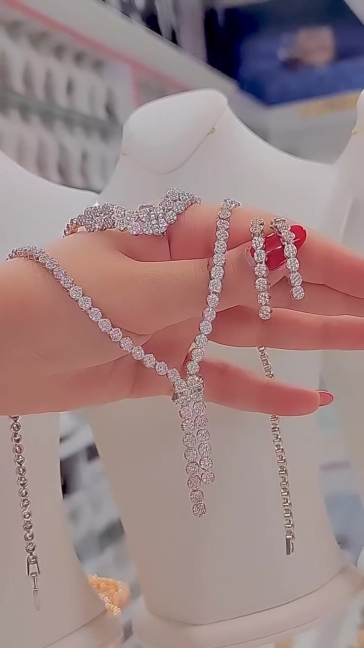 Mit Diamanten besetztes Schmuckset