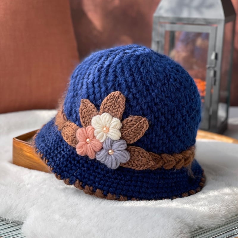 🎄 Bonnet en laine tricoté à la main avec un motif floral pour femme – chaud et élégant pour l'hiver ! 🌸 