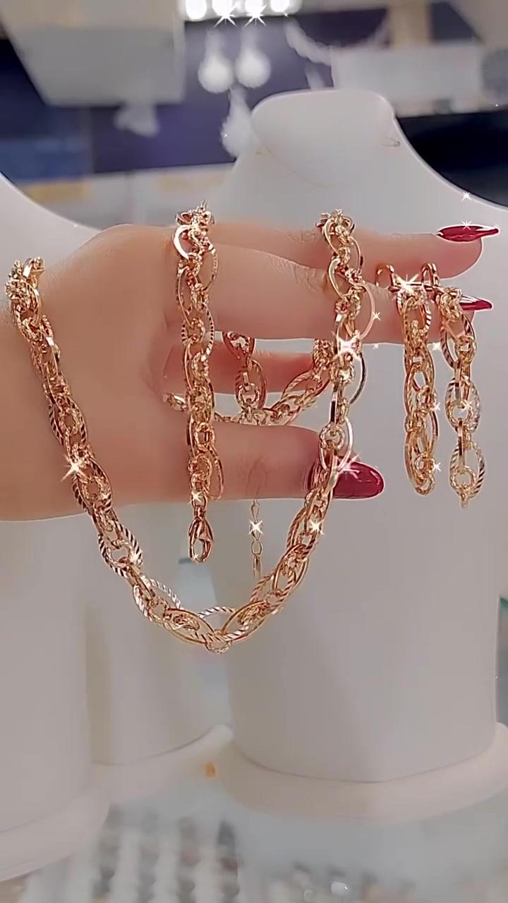 Mit Diamanten besetztes Schmuckset