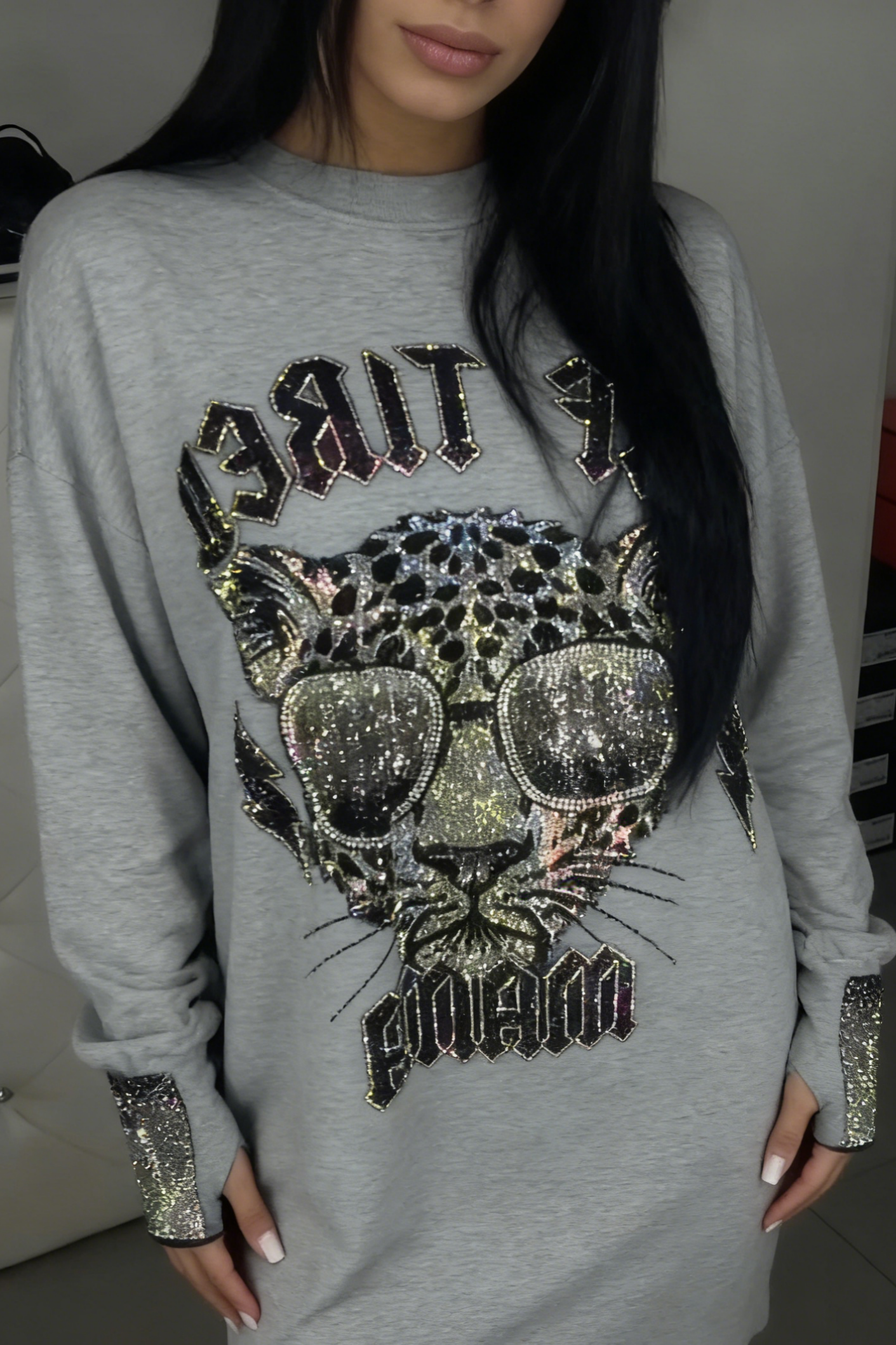 Damen-Freizeittop mit Rundhalsausschnitt, Leopardenmuster und Strasssteinen