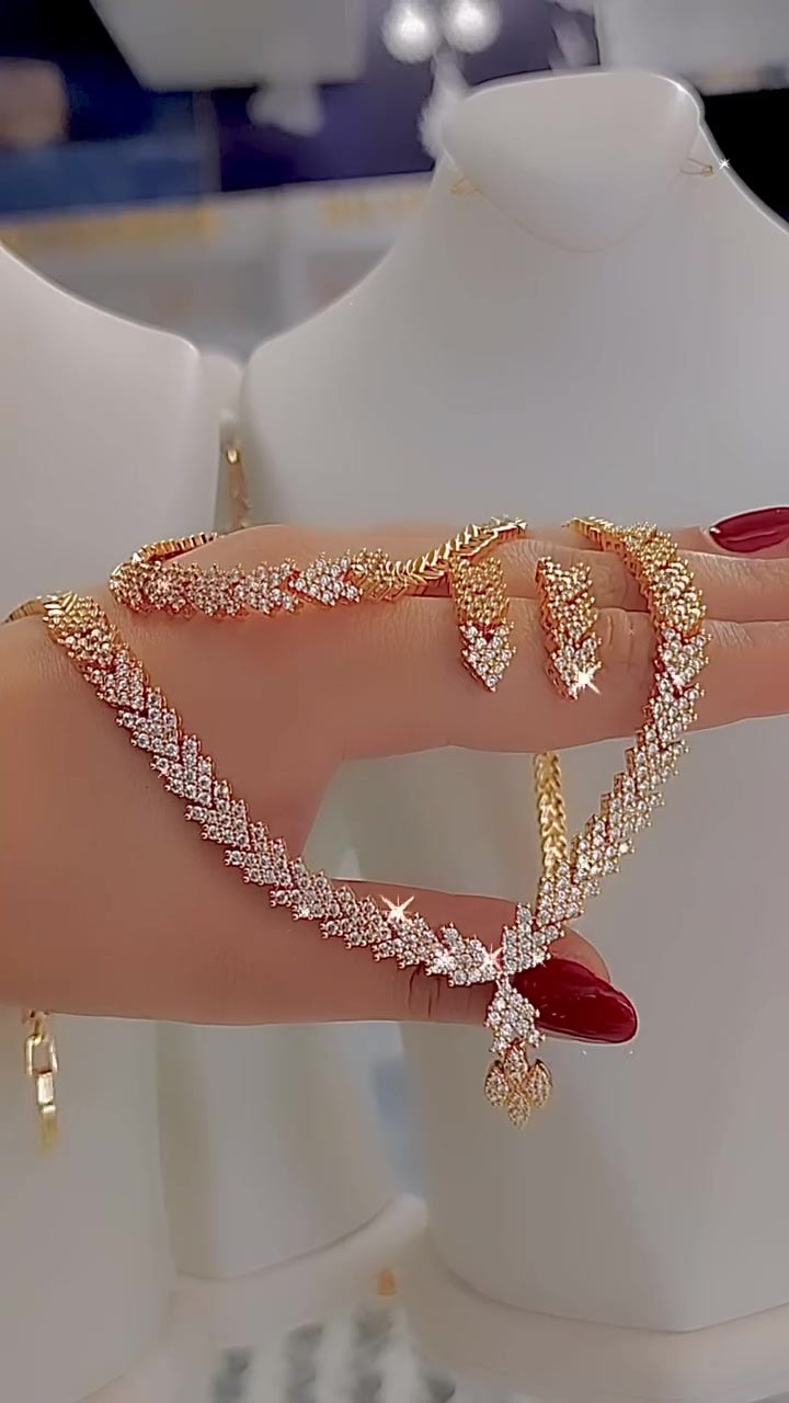 Mit Diamanten besetztes Schmuckset