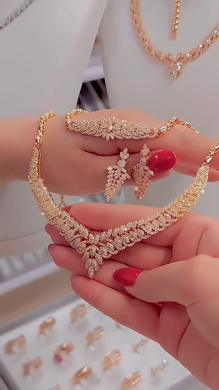 Mit Diamanten besetztes Schmuckset